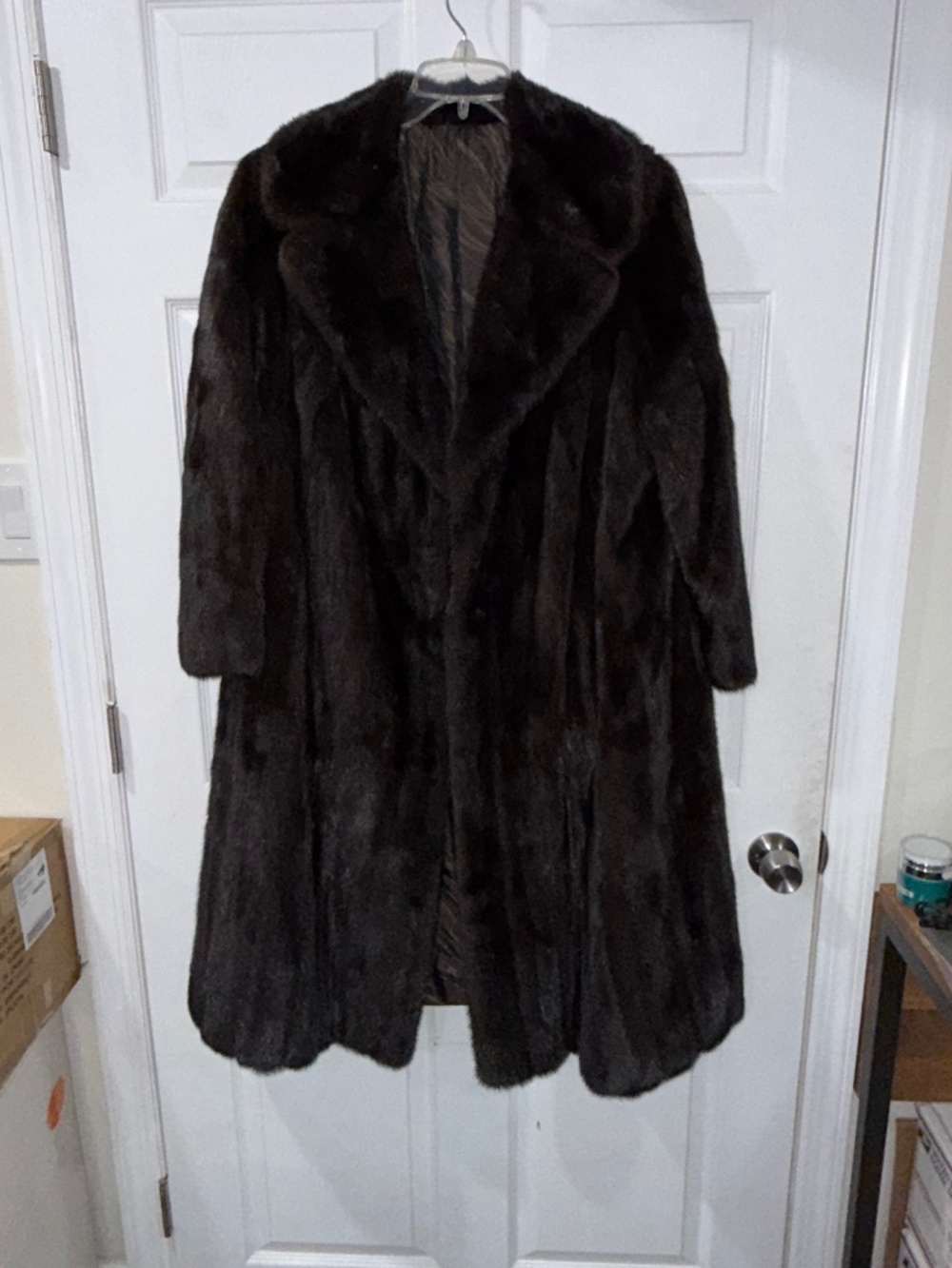 Vintage Dark Brown MINK Fur Coat w/ Wide Lapel Collar and Patterned Inner Lining